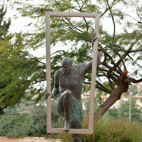 ״פורץ המסגרת״ פסל ברונזה צור הדסה